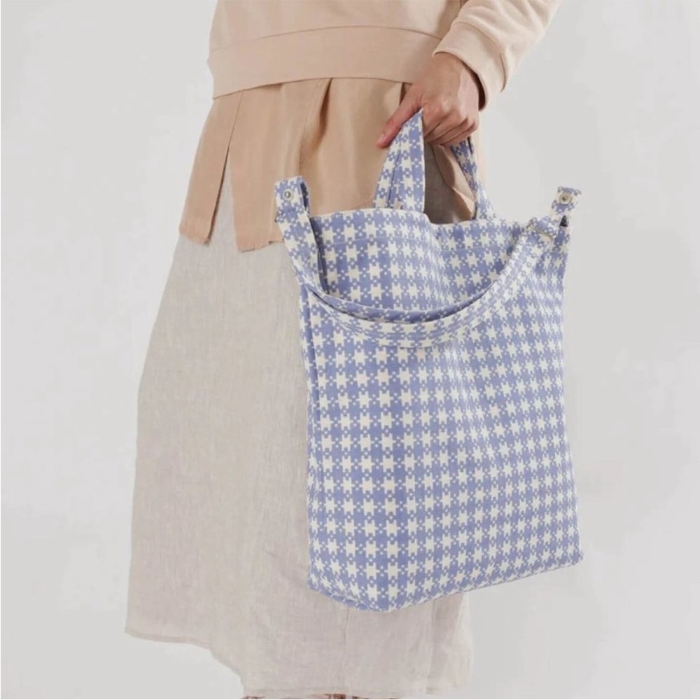 BAGGU Vertical Blue and White Pixel Gingham Duck Bag - Picture 3 of 7
